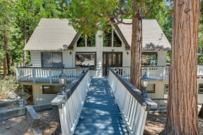 Charming Lake Arrowhead Cabin with Deck and Game Room!